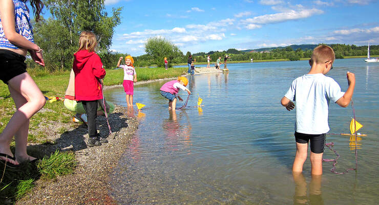 An jeder fünften deutschen Badeseen-Messstelle im Flachwasser hat der ADAC Gesundheitsrisiken für Kinder festgestellt.