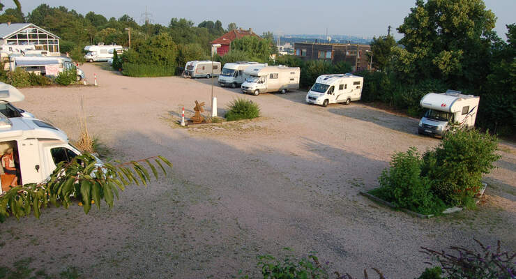 Auf dem Reisemobilhafen Wiesbaden in der Wörther-See-Straße 29 werden am 18.Oktober 2014 die neuen Äpfel gekeltert.