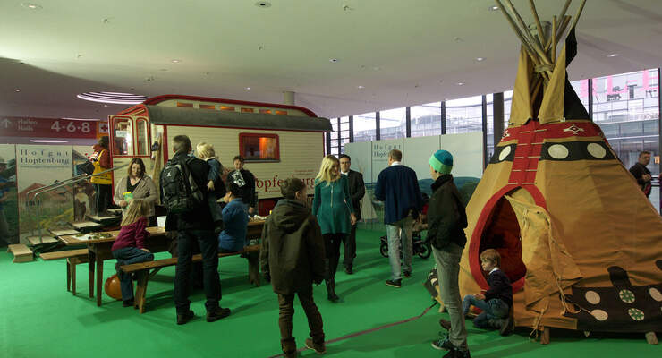 Auf der CMT erhielt die Ferienanlage Hofgut Hopfenburg im Biosphärengebiet Schwäbische Alb die Ecocamping-Auszeichnung.