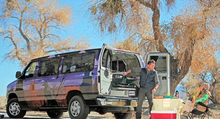 Canusa Touristik organisiert Reisen durch die USA mit bunten Campervans.