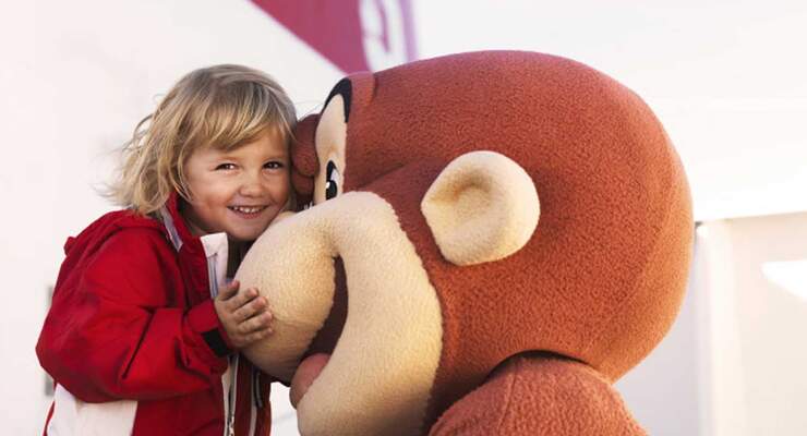Coco der neugierige Affe an Bord der Stena Line Fähren