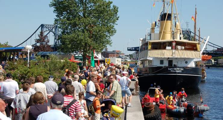 Das größte Stadt- und Hafenfest im Nordwesten "Wochenende an der Jad" von 3. bis 6. Juli 2014 wird in diesem Jahr 40 Jahre. An vier Tagen werden Aktionen und Veranstaltungen präsentiert.