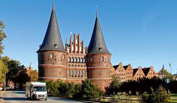 Das mächtige Holstentor am Eingang der Altstadt ist heute ein Museum.