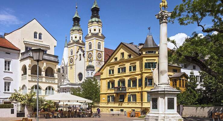 Der Brixner Dom mit seinen zwei Türmen ist das Wahrzeichen der Bischofsstadt.