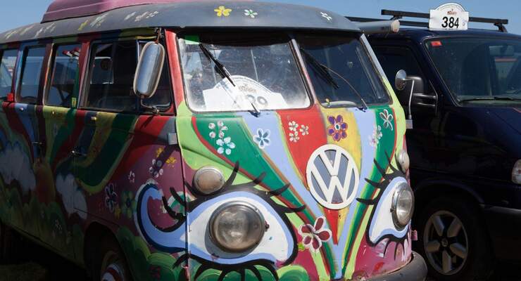 Der Strand von Sant Pere Pescador wird vom 14. – 16. Juni zum Eldorado der Windsurf-Elite und der Freunde des VW-Bulli.