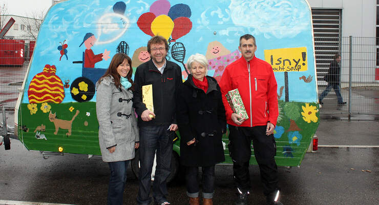 Dethleffs Mitarbeiter Rainer Emmermacher hat das 22 Jahre alte Spielmobil für den Kinderschutzbund repariert.