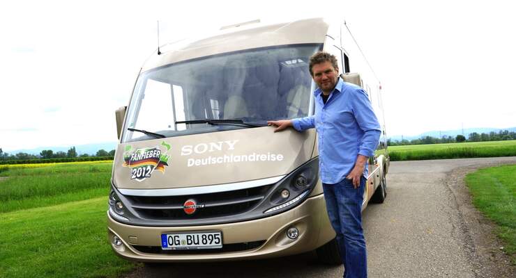 Die Fußball-EM naht. Der Video-Journalist Jörg Pfeiffer reist zur EM in einem Reisemobil von Bürstner durch Deutschland und berichtet.