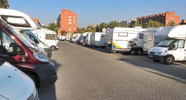 Die Hauptstadt von Spanien lockt mit vielen Sehenswürdigkeiten, die Sie von diesem Stellplatz aus entdecken können.
