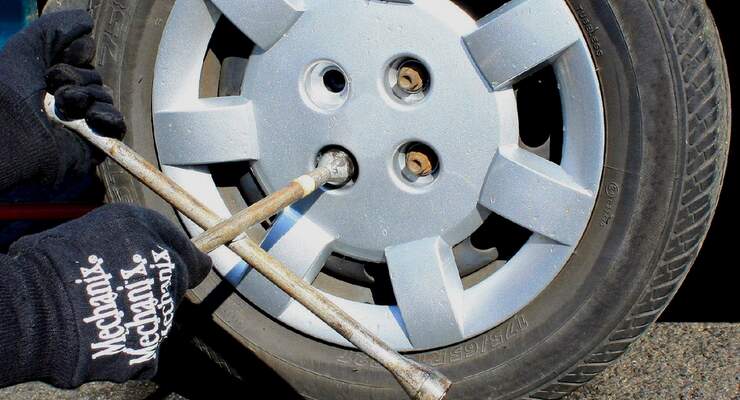 Ein Autoservice muss beim Reifenwechsel darauf hinweisen, dass die Muttern später eventuell kontrolliert werden müssen