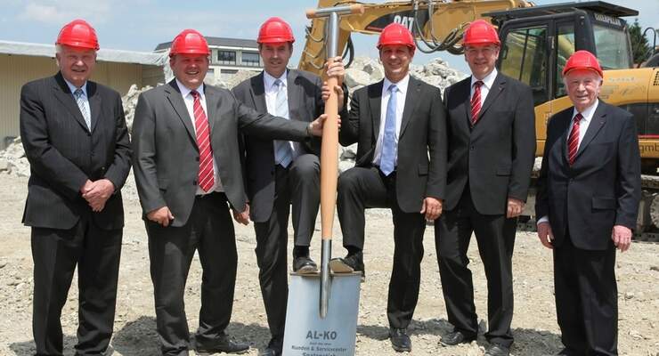 Erster Spatenstich für die Alko-Neubaumaßnahmen am Stammhaus in Kötz im Landkreis Günzburg ist ausgeführt worden