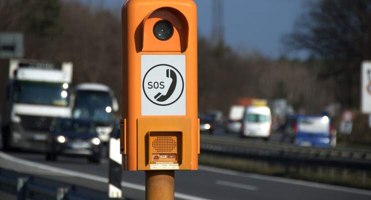 Ferienreisenden drohen zwei extrem heiße Wochenenden. Auch in medizinischen Notfällen helfen Autobahn-Notrufsäulen.