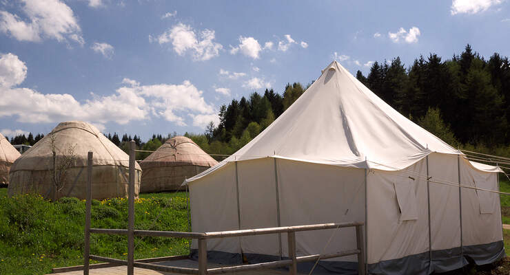 Fünf und demnächst sechs Tuareg-Zelte sorgen auf der Schwäbischen Alp für ein besonderes Campingvergnügen.