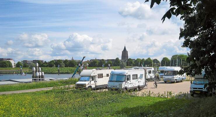 Gorinchem: Die 16 Stellplätze liegen unmittelbar am Yachthafen.
