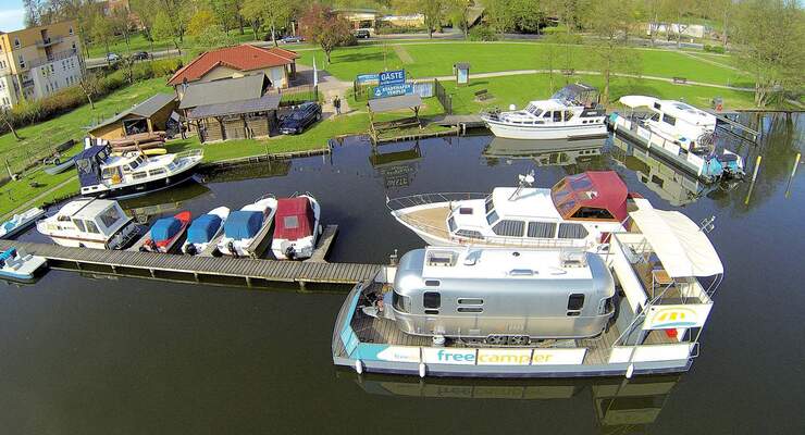 Hausboot-Ponton am Anlegesteg