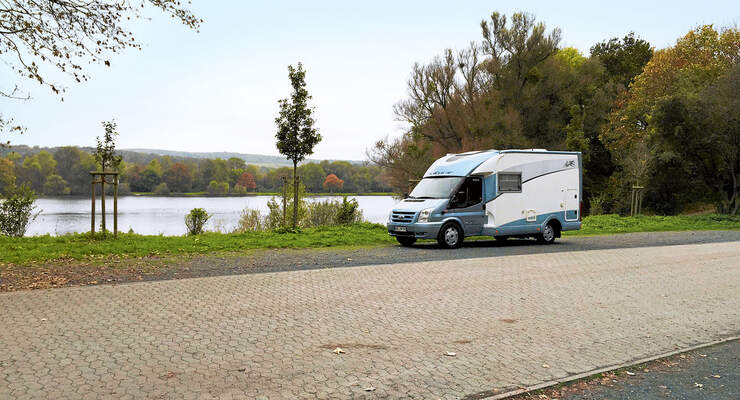 Hildesheim: Die Stellplaetze am Hohnsen-See sind einen Kilometer vom Zentrum entfernt.