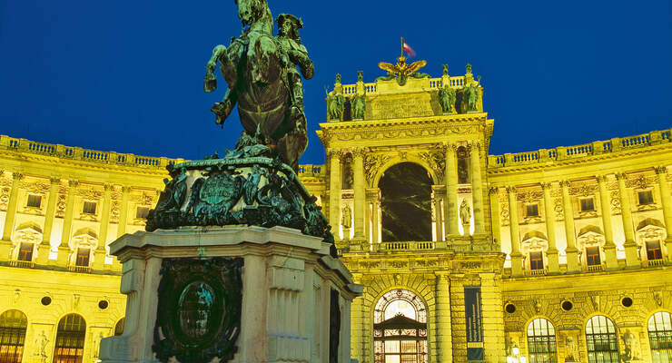 Hofburg mit Prinz-Eugen-Denkmal in Wien