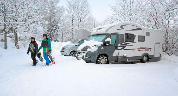 Jedes Jahr aufs Neue eine Herausforderung für die Autofahrer: der erste Schnee.