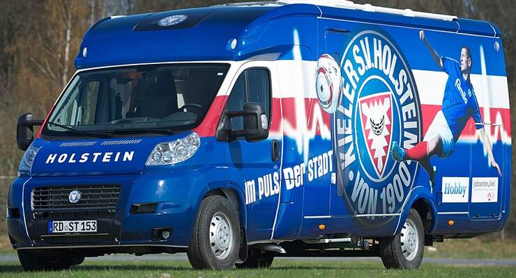 Jugendliche Arbeitslose bauen einen Hobby Toskana Exclusive zum Infomobil für SV Holstein Kiel um