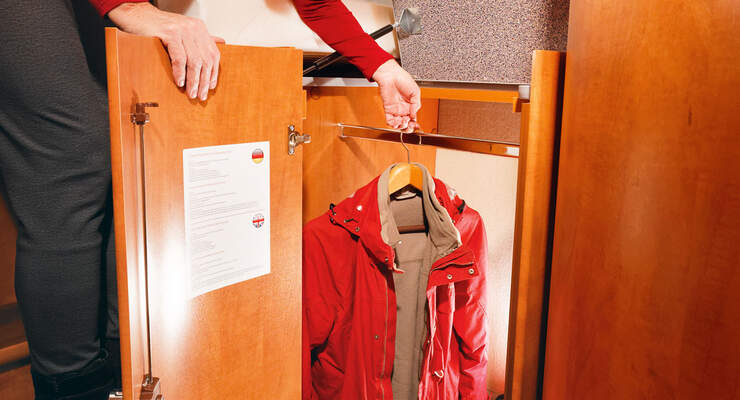 Kleiderschrank unter dem Bett