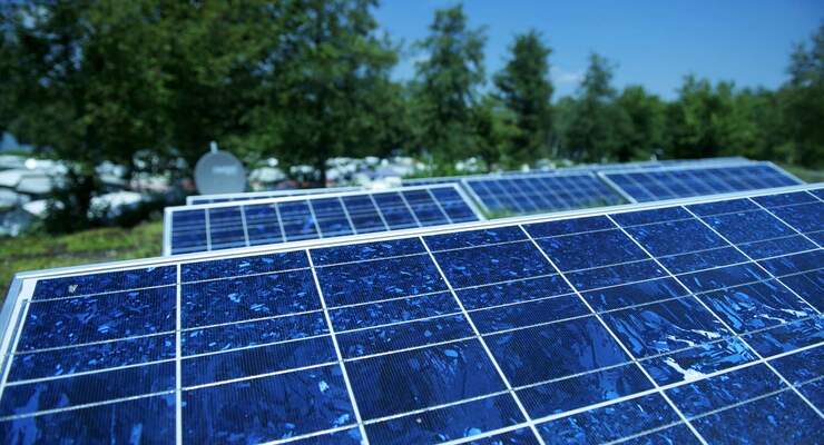Klimafreundlich Campen: Solaranlage auf dem Campingplatz