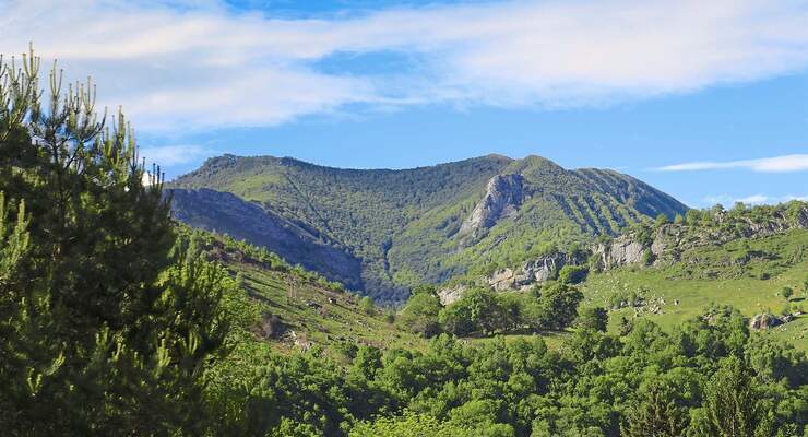 Lourdes liegt eingebettet zwischen Tälern und Bergrücken.