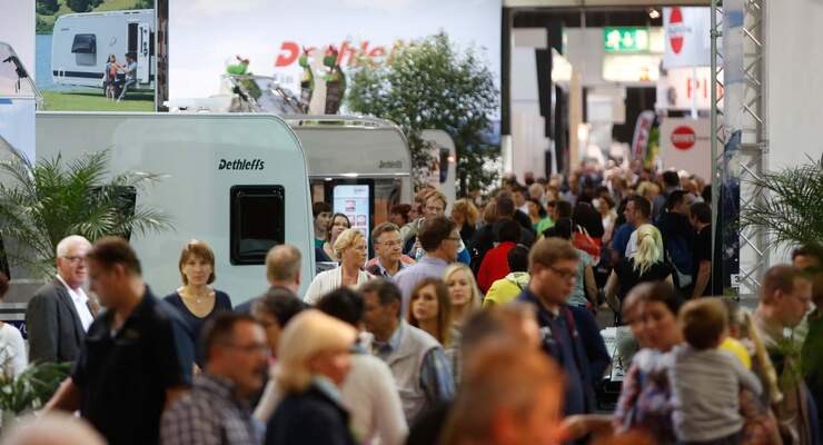 Menschen auf Caravan Salon 2014