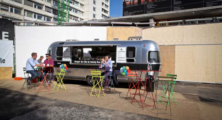 Mit dem Imbiss-Mobil Burger de Ville Airstream wird auf das im Herbst eröffnende 25hours-Hotel in Berlin aufmerksam gemacht.