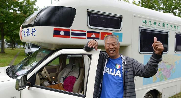Mit seinem Pick-up Wohnmobil legte der 64-Jährige Zhang Zhiwu 17.000 Kilometer von Peking nach Düsseldorf zurück.