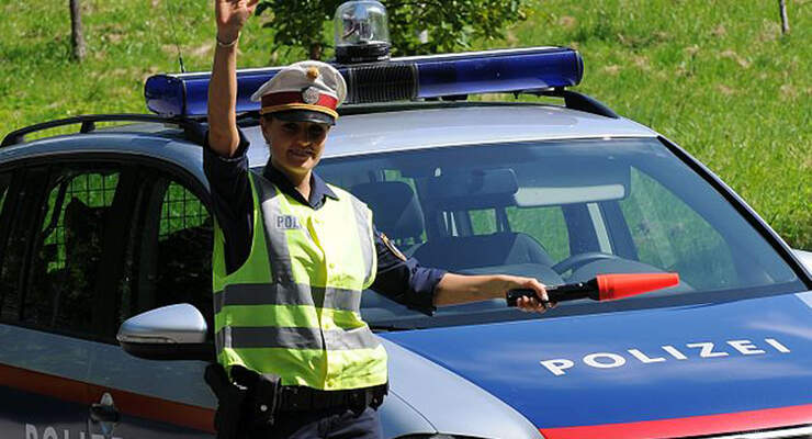 Nicht alle Fotos machen eine Freude, besonders bei zu schnellem Fahren. Seit geraumer Zeit wird in Österreich mit Frontradar geblitzt. Rund 45 Geräte befinden sich landesweit bereits im Einsatz.
