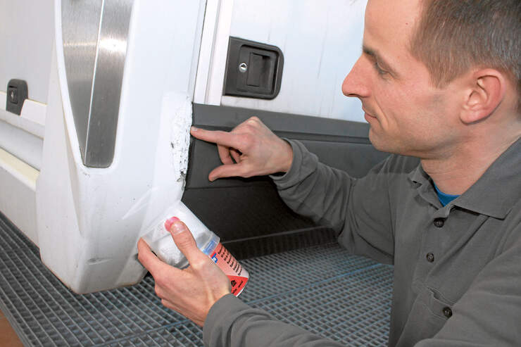 Kunststoffschaden am Wohnmobil selbst reparieren Risse im GfK Promobil