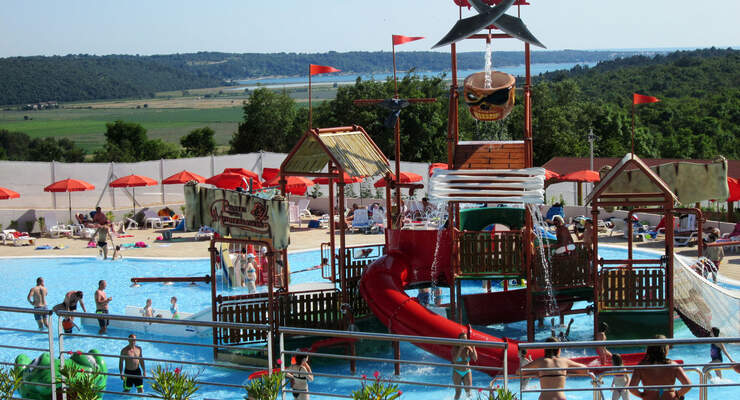 Seit Mitte Juni hat die kroatische Adria-Halbinsel Istrien einen Wasserpark. Bei Nova Vas, zwischen Novigrad und Umag, lädt der "Aquapark Istralandia“ zum Wasserspaß für große und kleine Besucher ein.