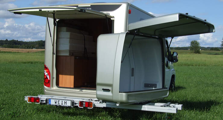 Von Movera gibt es für den kompakten Teilintegrierten Hymer Compact bereits einen Heckträger und eine verschiebbare Box.