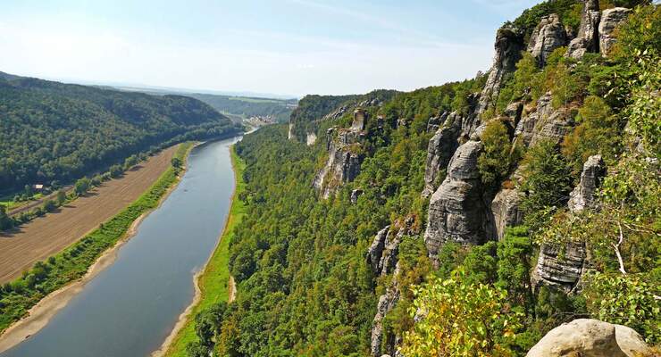 Wandern im Elbsandsteingebirge unweit der Bastei
